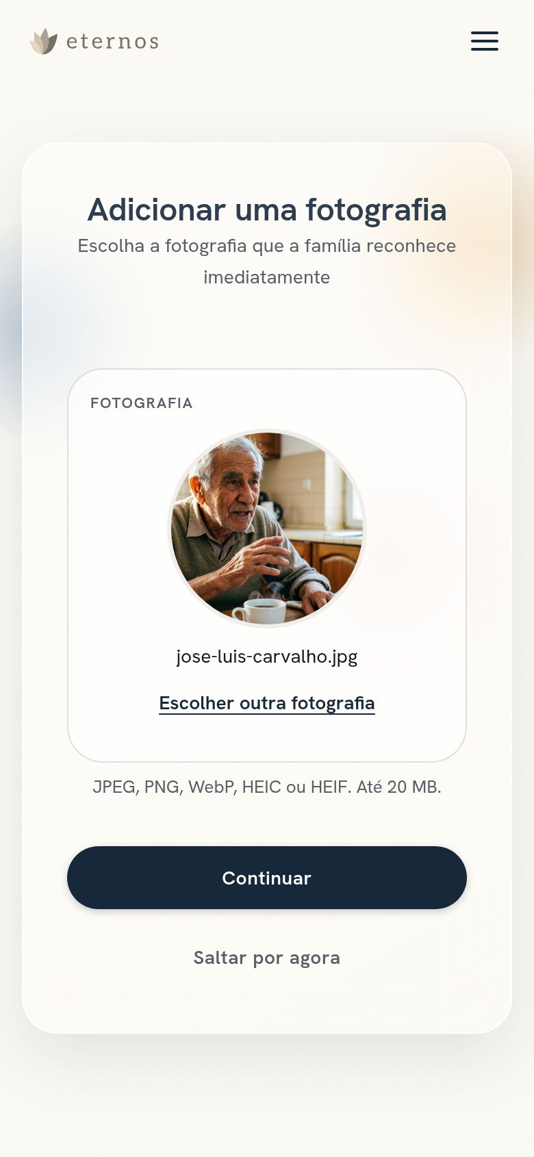 O primeiro passo de um memorial, visto num telemóvel: a escolha do retrato.